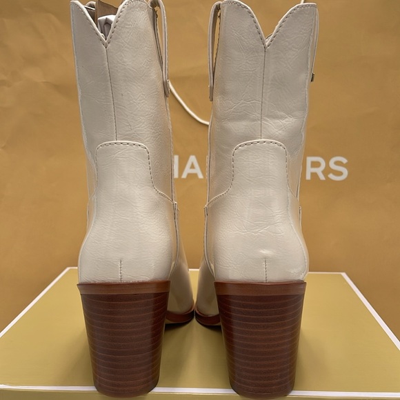 Michael Kors WAVERLY HEELED BOOTIE FAUX LEATHER
49F4WVME6L
LT CREAM - Picture 13 of 16